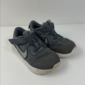 Toddler boys Nike revolution. Good condition size 9c kids child’s running shoes